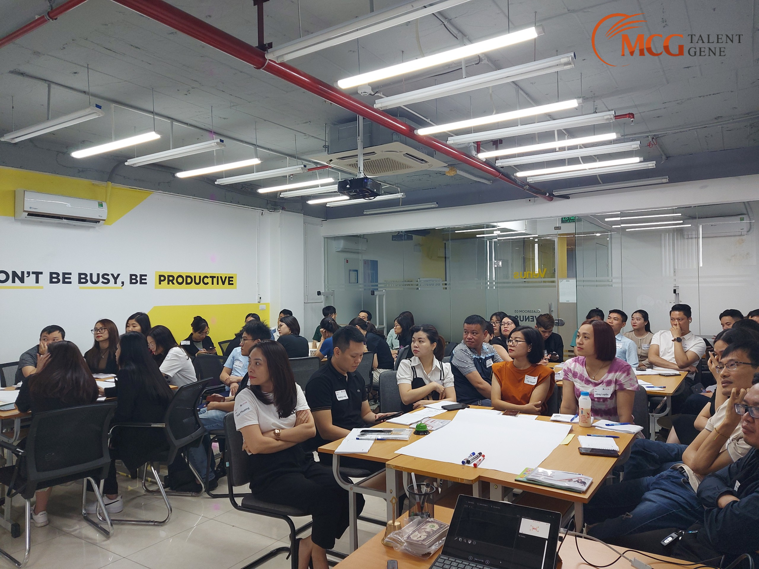 Học viên chăm chú nghe Giảng viên giảng bài