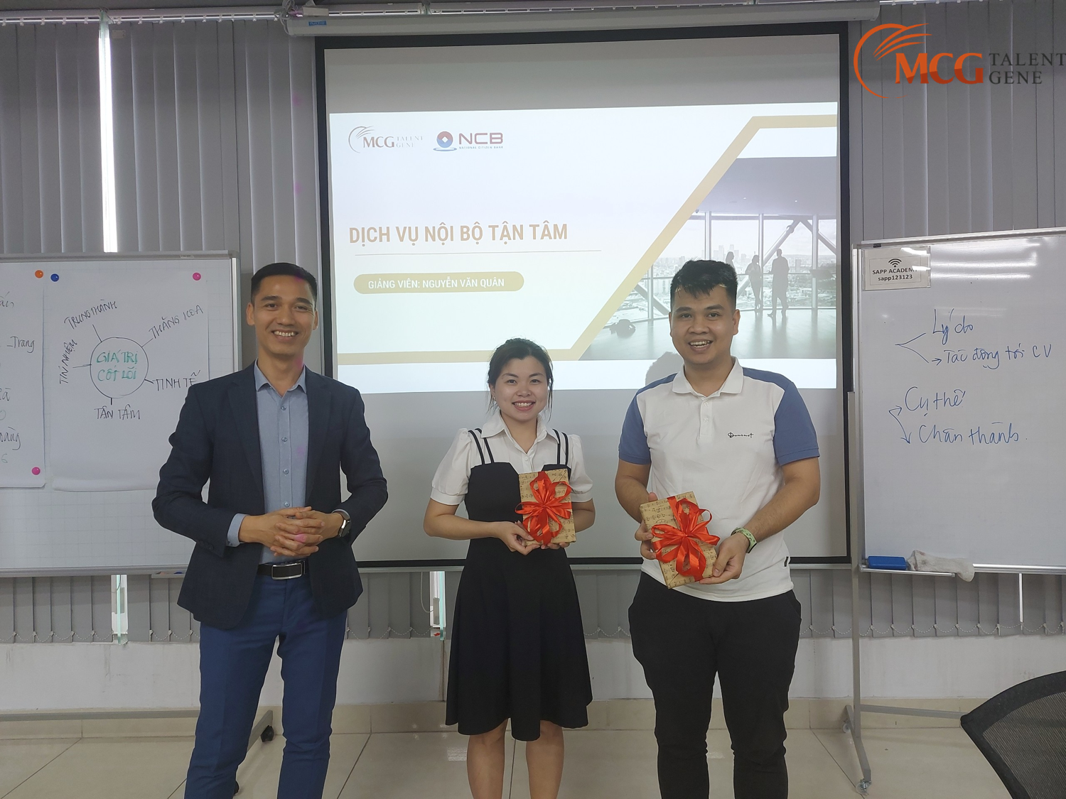 Giảng viên trao quà cho 2 cá nhân xuất sắc nhất 