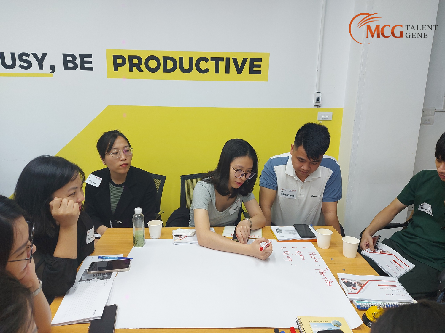 Hình ảnh làm việc nhóm trong lớp
