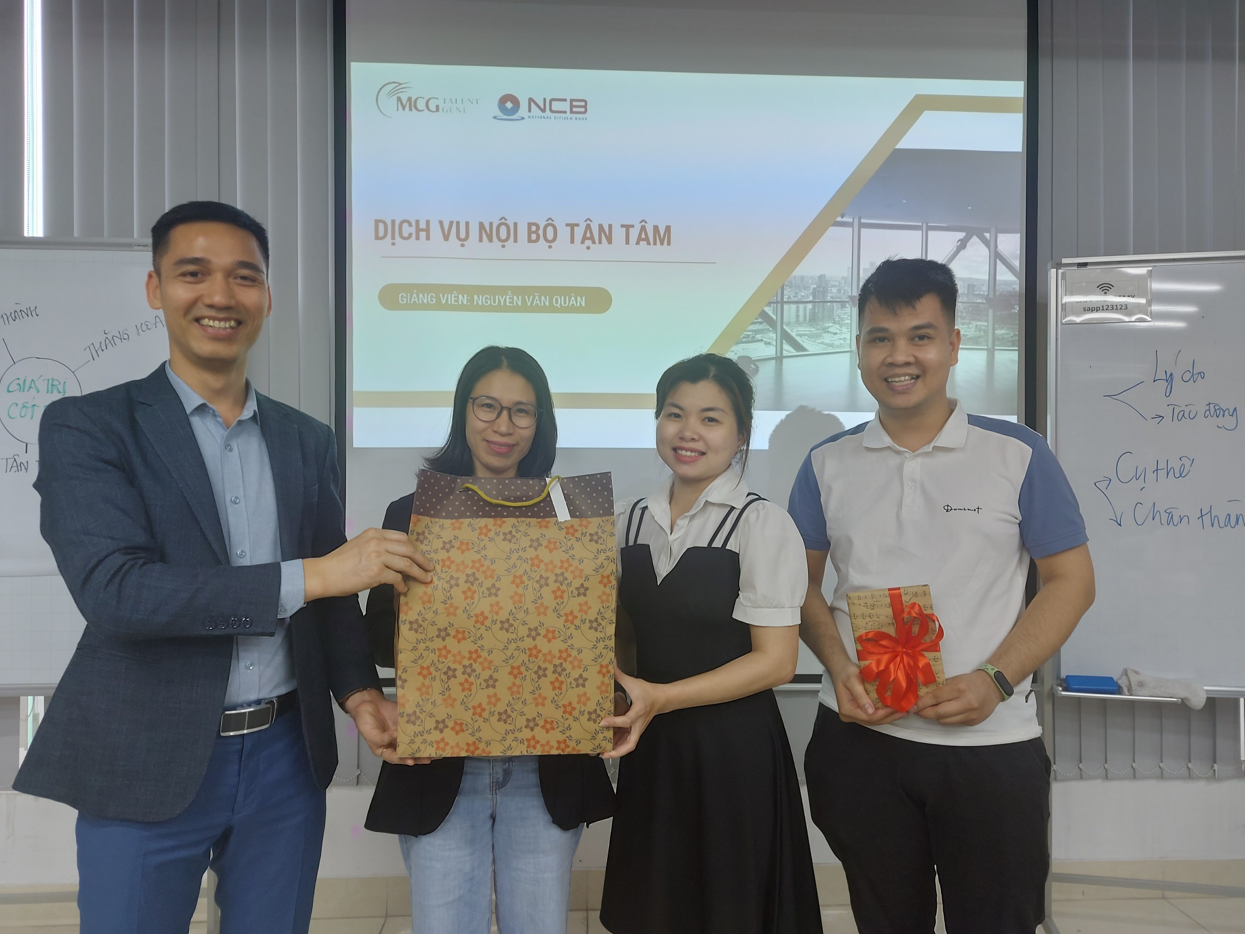 Giảng viên trao quà cho nhóm xuất sắc nhất